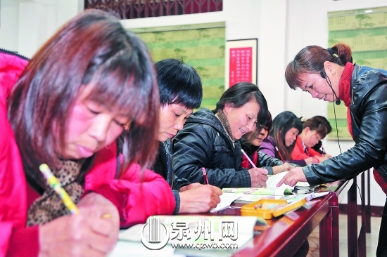 授课老师认真指导学员写字