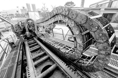 工作人员利用穿越桩机解决管道过桥难问题