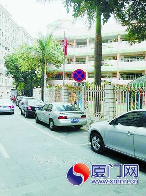 古城西路上的“画线”车位，旁边有“禁停标志”。