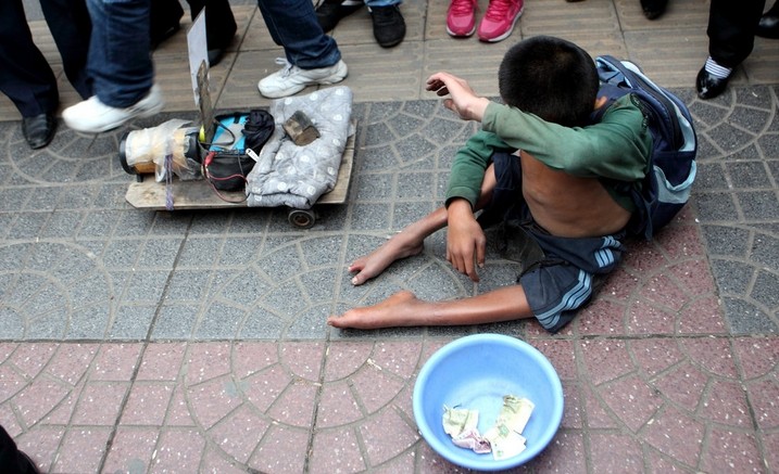 往往是残暴的犯罪集团,他们故意使小孩,老人致残,然后逼他们乞讨