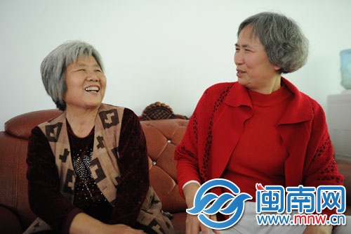 黄阿姨(左)和李阿姨唱起她们年轻时的歌