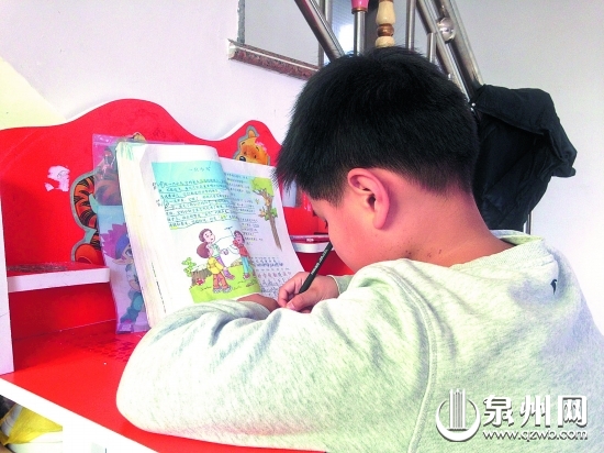 小航不敢去学校，只能在家自习