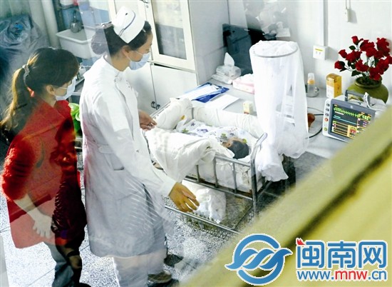 志愿者和护士在病房内照顾宝宝
