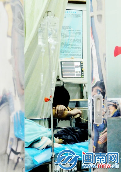 小龙走了,父亲紧紧拉着他的手不放