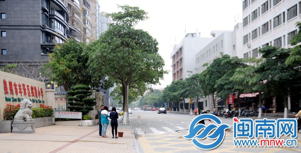 事发斑马线,学校保安正在清洗血迹