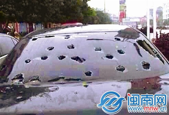 前天，浙江台州遭遇特大雹灾，一些小车挡风玻璃被砸