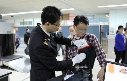 罗湖海关在2名入境内地男子胸部查获利用特制腰封绑