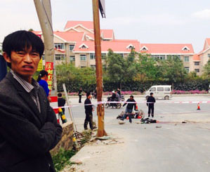 车祸现场惨烈，围观群众不忍直视