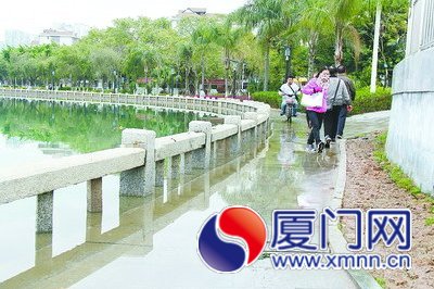 岸上步道仍有不少积水