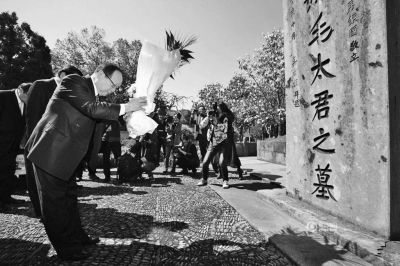 蒋介石之孙在浙江奉化祭祖