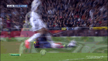 皇马战巴萨现争议判罚 3点球 红牌!c罗禁区外摔倒判点