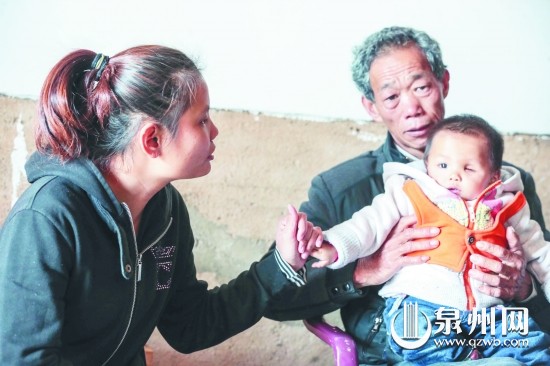 小丹不幸罹患眼癌，左眼球已被摘除。