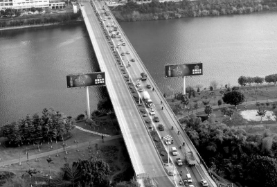 柳城大桥一侧封闭