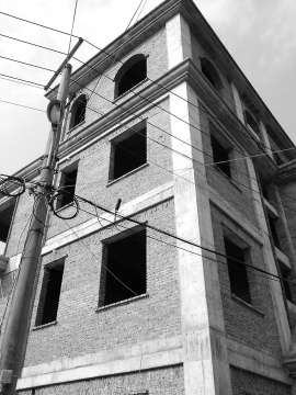 高压电线贴墙而过