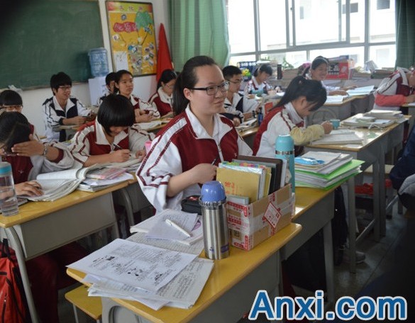 高三十四班，这就是她上课的教室了。