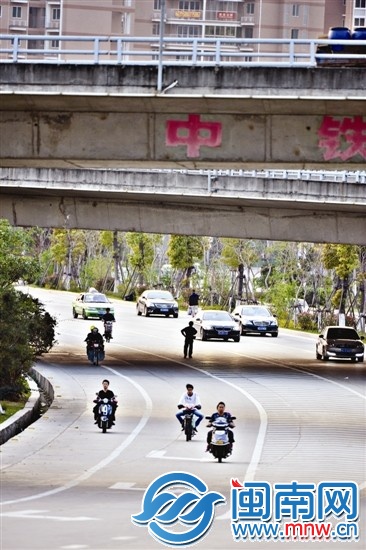 东海立交桥目前缺乏慢行系统，行人和非机动车很危险