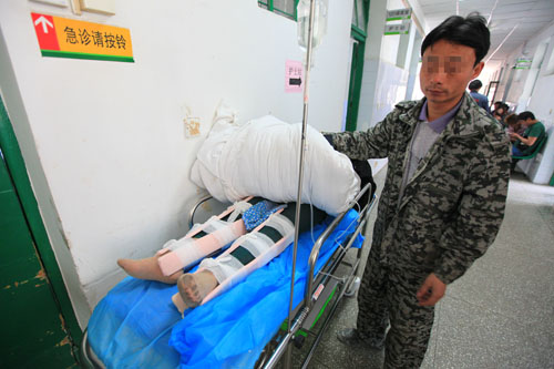 车祸导致女子双腿骨折