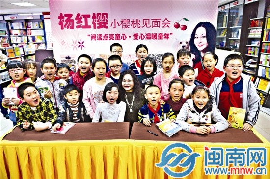 杨老师与海都小记者合影留念