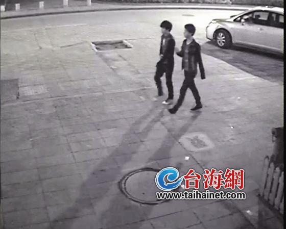 监控拍下砸车窗团伙
