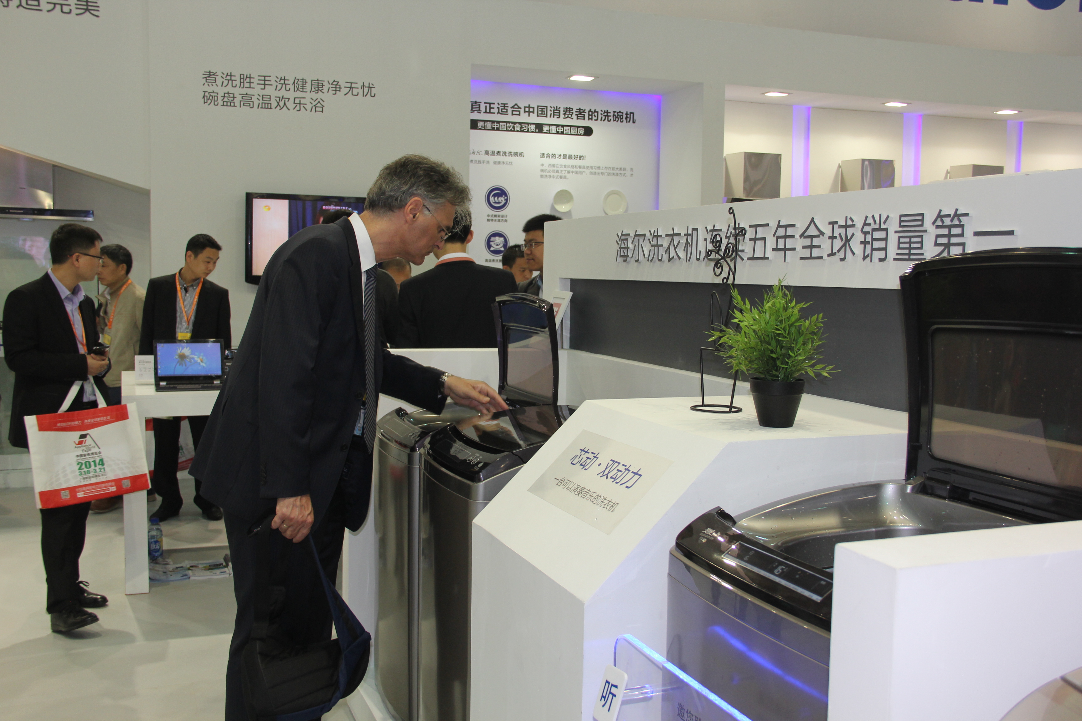 家博会:网友评卡萨帝洗衣机比手洗还轻柔