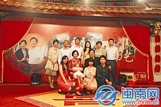 金婚庆典上，老人和家人学生拍照留念