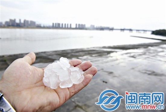 福建遭狂风雷电冰雹急雨齐袭