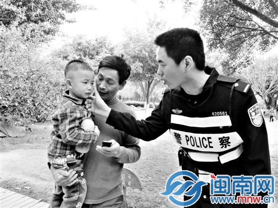 泉州津淮街四岁娃迷路边走边哭 好心人报警寻家人