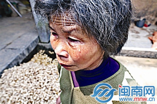 提起家庭的不幸，奶奶泪流满面