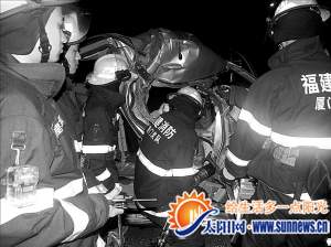 轿车追尾集装箱货车，消防官兵在救援