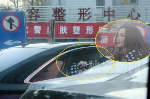 姚笛抽烟是什么时候?整形医院前往车外弹烟灰