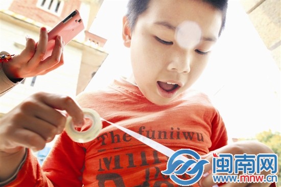 小斌玩着胶带时，听到手机里的《感恩的心》音乐