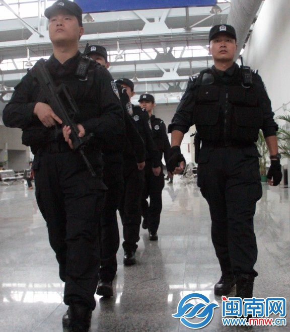 特警队员们全副武装巡逻