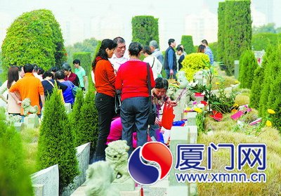 在天马山中华永久墓园，市民祭祖扫墓。
