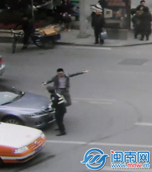 于某走下车，对着老徐就是一脚飞踹
