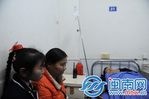 女儿和妻子在医院照顾老徐，丈夫被打，妻子很难过