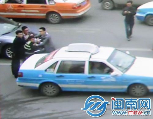 车上三人一同围殴老徐