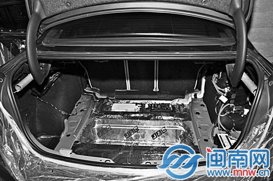 改装时选用了BMW专用迷你小型功放