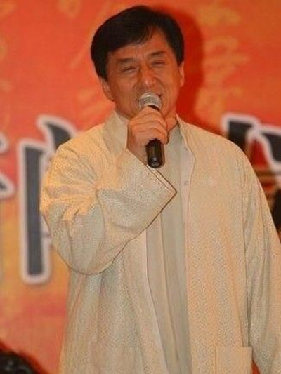 袁熙坤雕刻成龙雕像坐落雅安 二人获"荣誉市民"称号