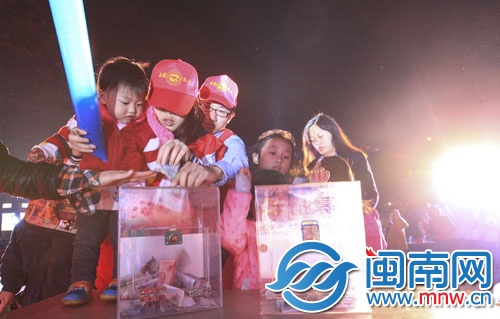 前晚，公益晚会现场，市民自发捐款