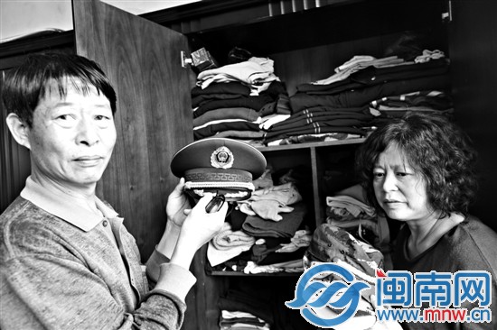 每天看着儿子生前的衣服，父母感觉他一直在身边