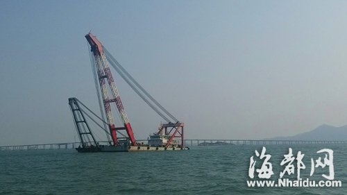 两艘工程船正在对事故船进行定位，准备进行扶正、起吊