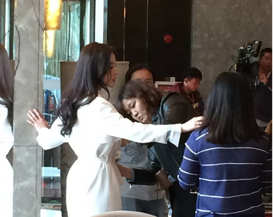 刘亦菲《露水红颜》拍摄现场 白领装扮气质清