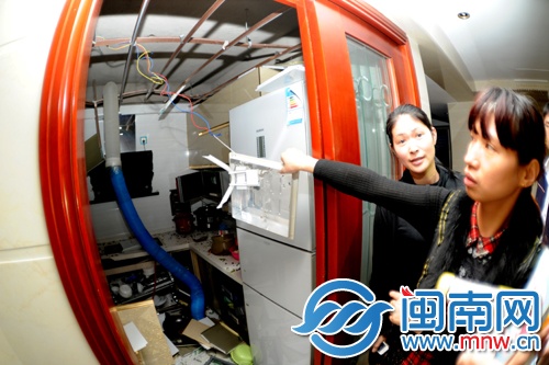 厨房吊顶脱落，抽油烟机被掀开一大半