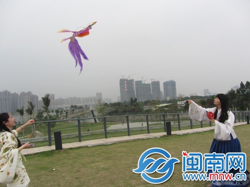 身着汉服的美女放着风筝