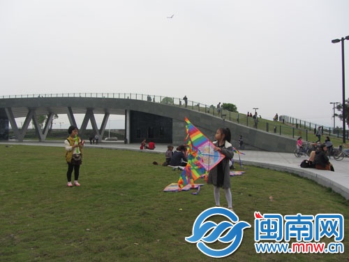 碧湖生态园里，孩子在放风筝