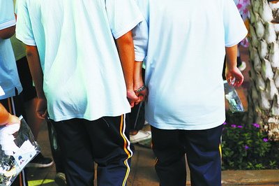 男女学生手牵手就被部分学校视为早恋