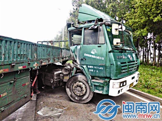 晋江一半挂牵引车为了避让摩托车“扭了脖子”