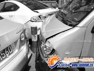 面包车连撞数车