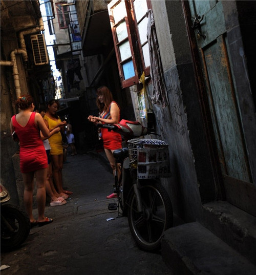 上海虹镇老街弄堂里的性工作者 白天黑夜都做