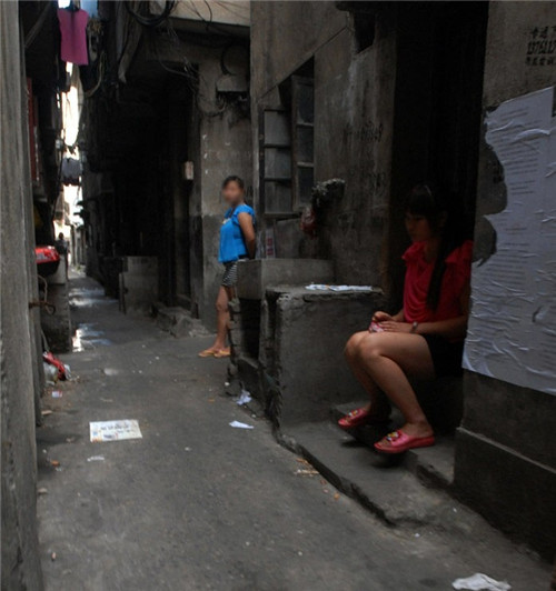 上海虹镇老街弄堂里的性工作者 白天黑夜都做
